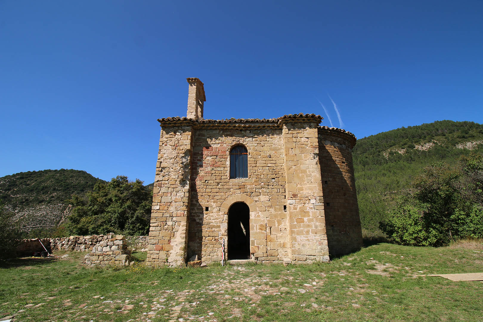 Fig. 1_Façade méridionale de l’Église Saint-Cyrice et sa calade (Florian Leleu, Arkemine)